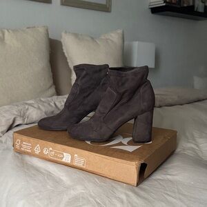 Elegant Gray Suede Ankle Boots